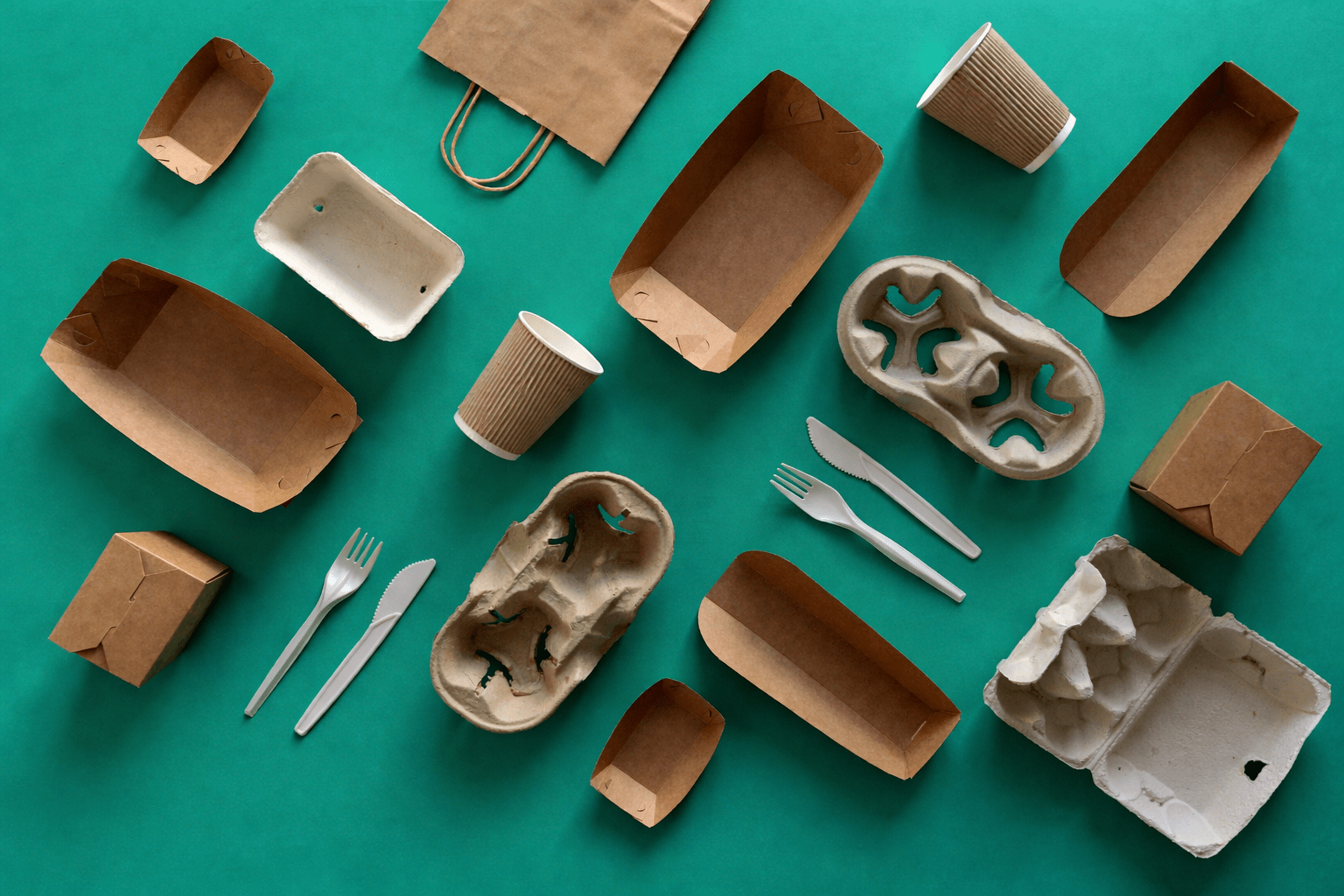 Vue d’ensemble de différents emballages alimentaires éco-responsables (boîtes kraft, gobelets carton, supports en fibre moulée) illustrant les erreurs courantes à éviter lors de la conception d’un packaging alimentaire.